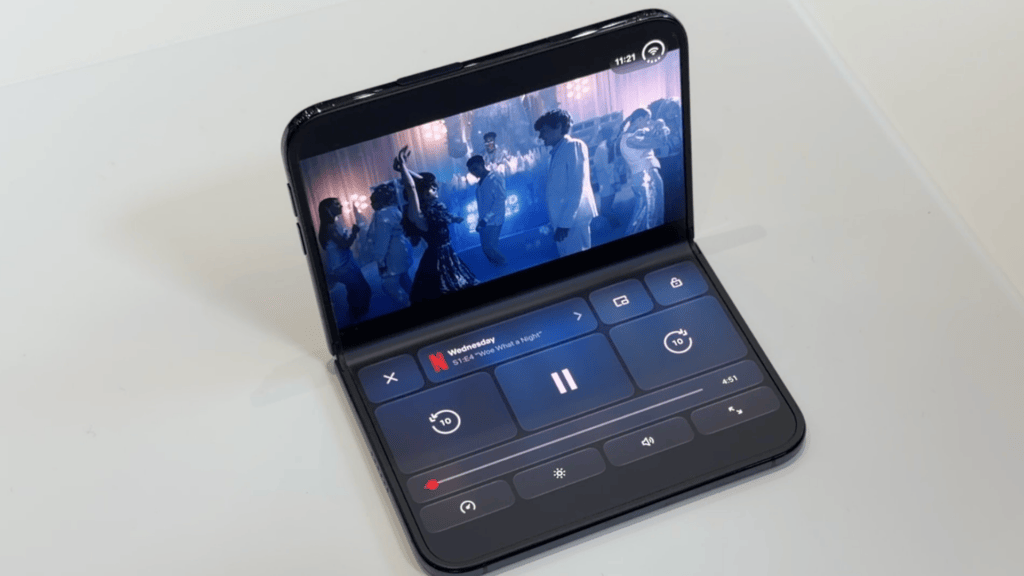 Netflix et sa vue adaptée sur iPhone Duo. // Source : Numerama Netflix et sa vue adaptée sur iPhone Duo. // Source : Numerama