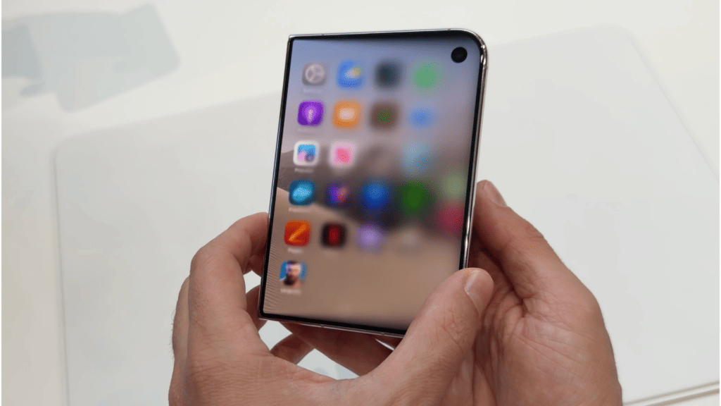 L'animation de fermeture de l'iPhone Duo laisse apparaître ce qu'il y a en dessous, sur l'écran interne. // Source : Numerama L'animation de fermeture de l'iPhone Duo laisse apparaître ce qu'il y a en dessous, sur l'écran interne. // Source : Numerama