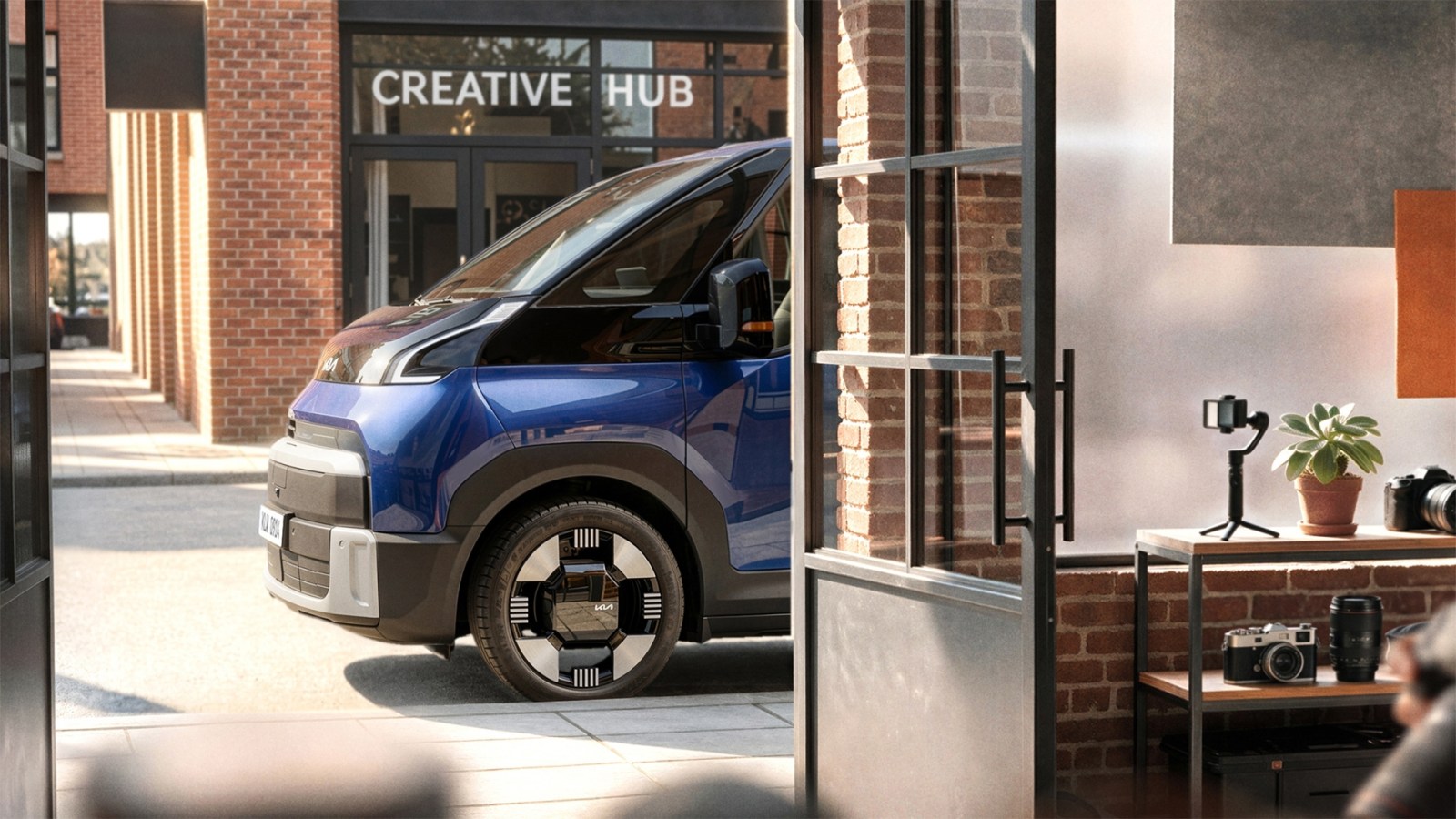 Kia dévoile les premières images de son nouveau van électrique PV7 avant sa présentation