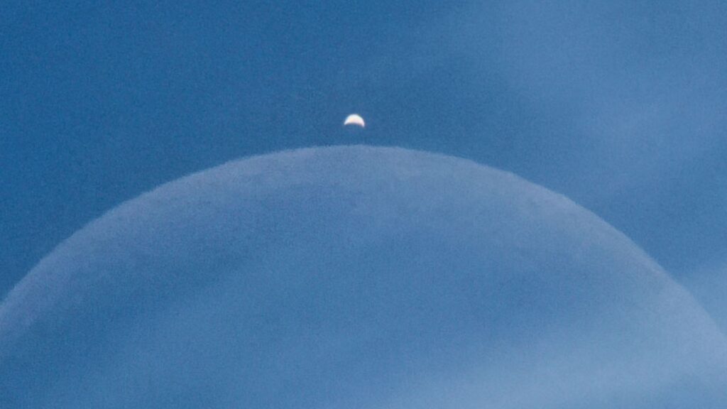 Vénus en croissant, au-dessus de la Lune. // Source : Arnaud Mariat, image recadrée Vénus en croissant, au-dessus de la Lune. // Source : Arnaud Mariat, image recadrée