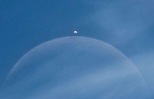Une éclipse en plein jour, la Lune occultant Vénus. // Source : Arnaud Mariat, image recadrée