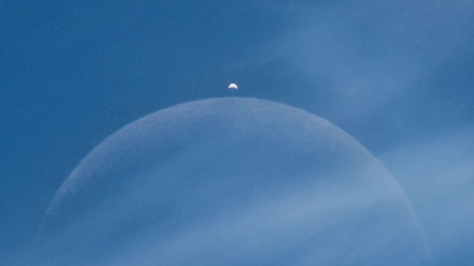 La Nasa publie sur son site cette photo d'un rare alignement Lune-Vénus prise en plein jour depuis l'Ain