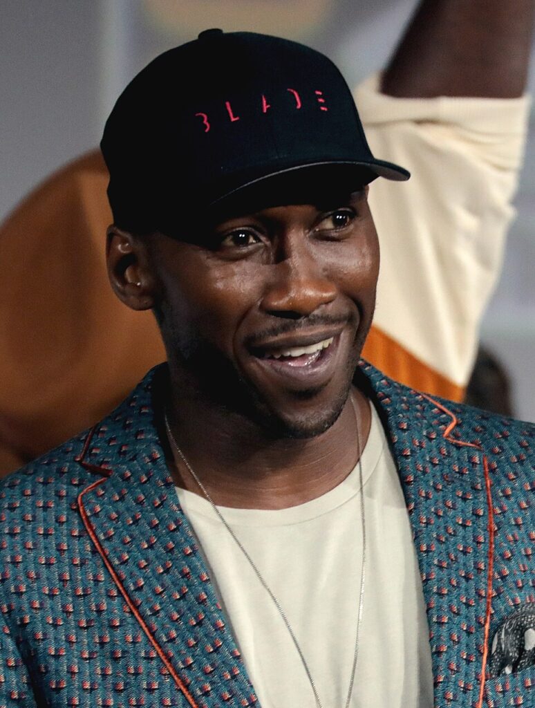 Mahershala Ali avec justement une casquette Blade lors de l'annonce en 2019 // Source : Gage Skidmore Mahershala Ali avec justement une casquette Blade lors de l'annonce en 2019 // Source : Gage Skidmore