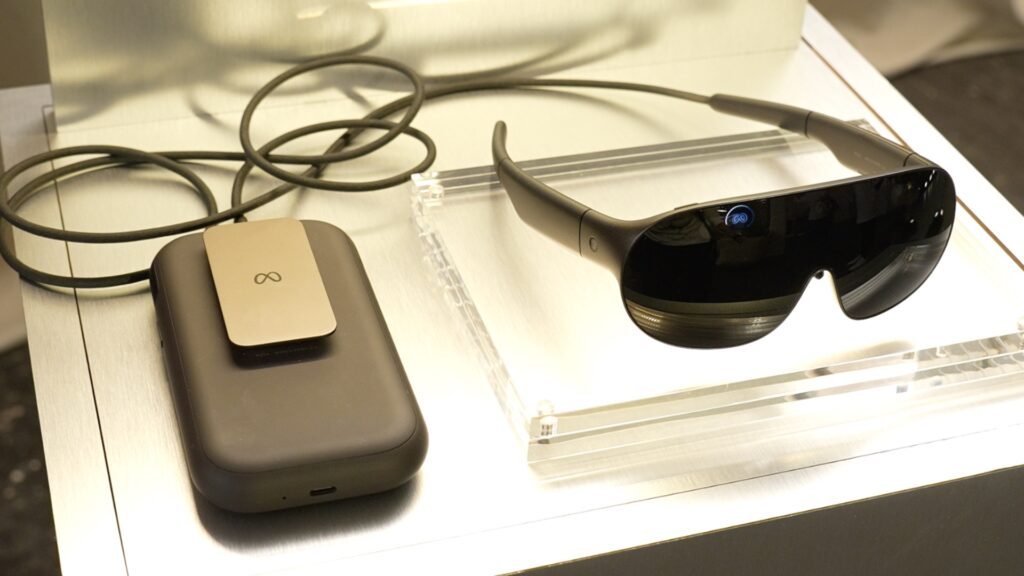 Le Meta VR Glasses et sa batterie/ordinateur. // Source : Numerama Le Meta VR Glasses et sa batterie/ordinateur. // Source : Numerama