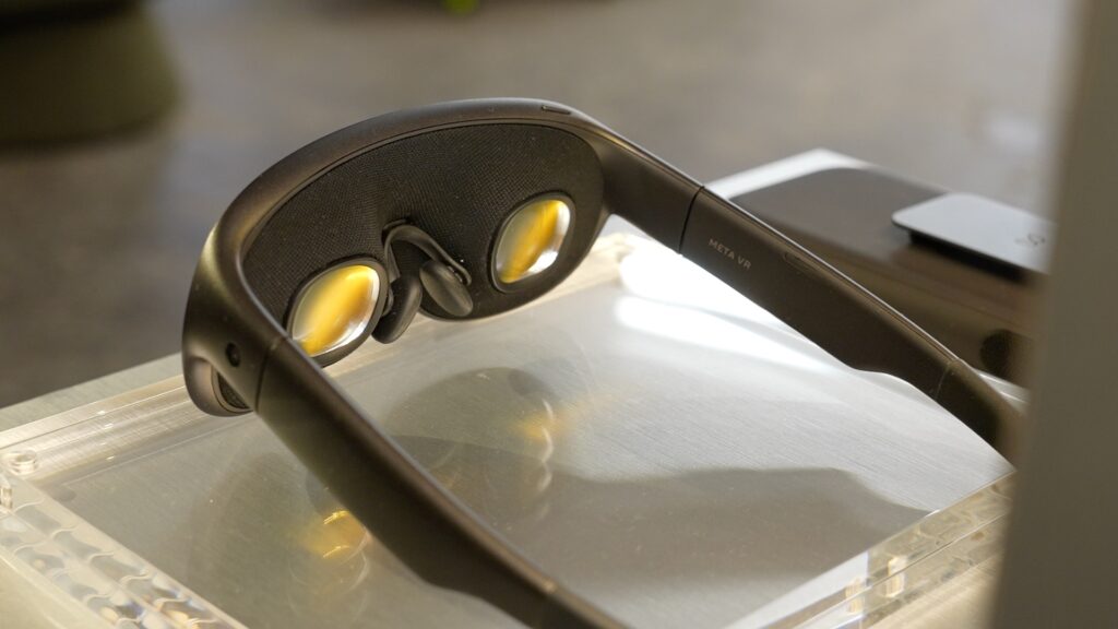 À l'intérieur, le Meta VR Glasses trahit sa vraie nature de casque VR miniaturisé. // Source : Numerama À l'intérieur, le Meta VR Glasses trahit sa vraie nature de casque VR miniaturisé. // Source : Numerama