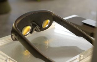 À l'intérieur, le Meta VR Glasses trahit sa vraie nature de casque VR miniaturisé. // Source : Numerama À l'intérieur, le Meta VR Glasses trahit sa vraie nature de casque VR miniaturisé. // Source : Numerama