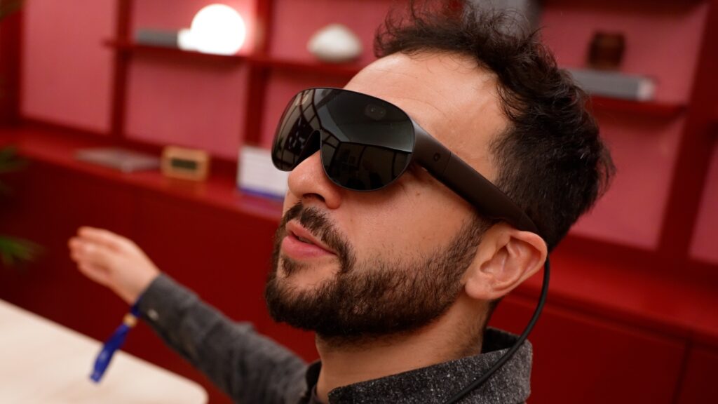 Les Meta VR Glasses ont des branches de lunettes : il ne s'agit pas d'un gros casque. // Source : Numerama Les Meta VR Glasses ont des branches de lunettes : il ne s'agit pas d'un gros casque. // Source : Numerama