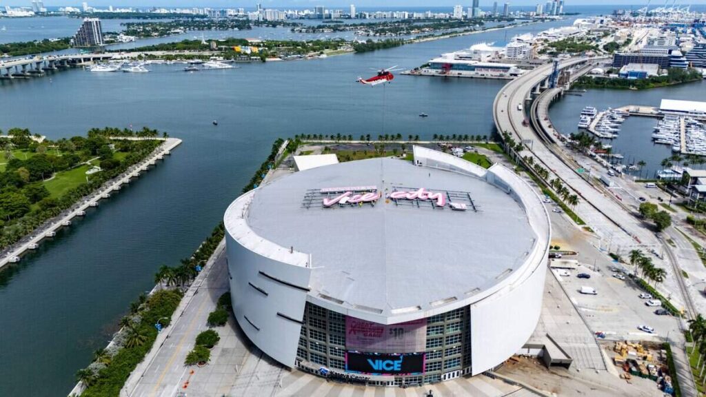 Panneau « Welcome to Vice City », installé sur le toit du Kaseya Center, à Miami // Source : Al Diaz/Miami Herald