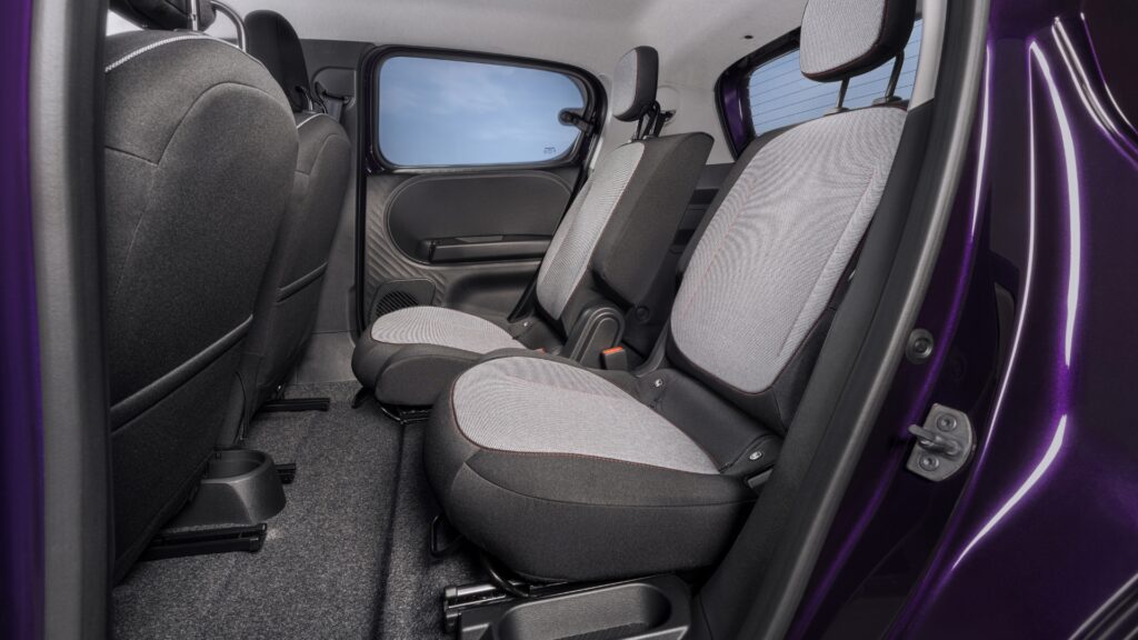 La Nissan Pixo reprend les sièges coulissants de la Renault Twingo. // Source : Nissan La Nissan Pixo reprend les sièges coulissants de la Renault Twingo. // Source : Nissan