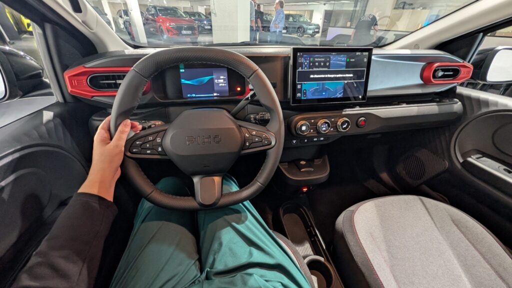 Au volant de la Nissan Pixo // Source : Raphaelle Baut pour Numerama