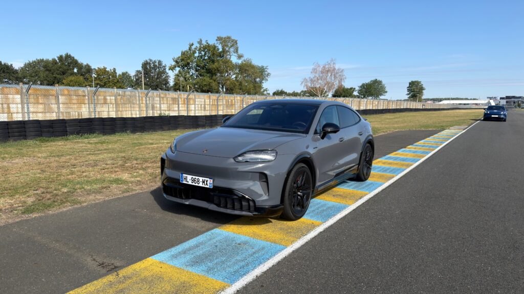 Le Porsche Cayenne Electric à l'essai. // Source : Robin San Vicente pour Numerama Le Porsche Cayenne Electric à l'essai. // Source : Robin San Vicente pour Numerama