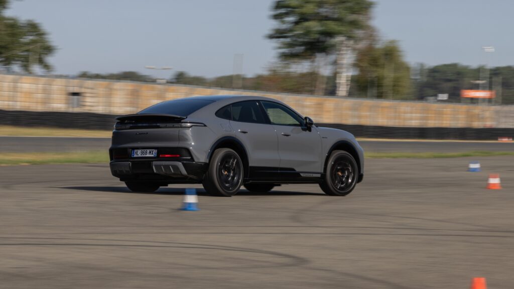 Le Porsche Cayenne Electric. // Source : Tibo pour Numerama Le Porsche Cayenne Electric. // Source : Tibo pour Numerama