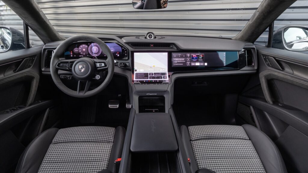 L'intérieur « Pepita » du Porsche Cayenne Electric Turbo. // Source : Tibo pour Numerama L'intérieur « Pepita » du Porsche Cayenne Electric Turbo. // Source : Tibo pour Numerama