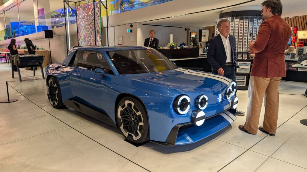 Alexandre Malval présente la Renault 8 Gordini Concept au défilé Renault // Source : Raphaelle Baut pour Numerama Alexandre Malval présente la Renault 8 Gordini Concept au défilé Renault // Source : Raphaelle Baut pour Numerama