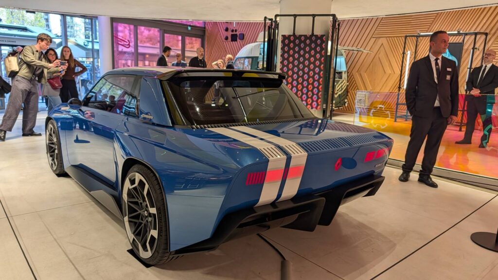 Renault 8 Gordini Concept au défilé Renault // Source : Raphaelle Baut pour Numerama Renault 8 Gordini Concept au défilé Renault // Source : Raphaelle Baut pour Numerama