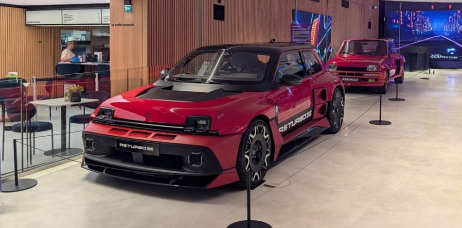 Renault 5 turbo 3e et sa grande soeur // Source : Raphaelle Baut pour Numerama Renault 5 turbo 3e et sa grande soeur // Source : Raphaelle Baut pour Numerama
