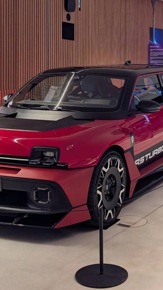 Renault 5 turbo 3e et sa grande soeur // Source : Raphaelle Baut pour Numerama Renault 5 turbo 3e et sa grande soeur // Source : Raphaelle Baut pour Numerama