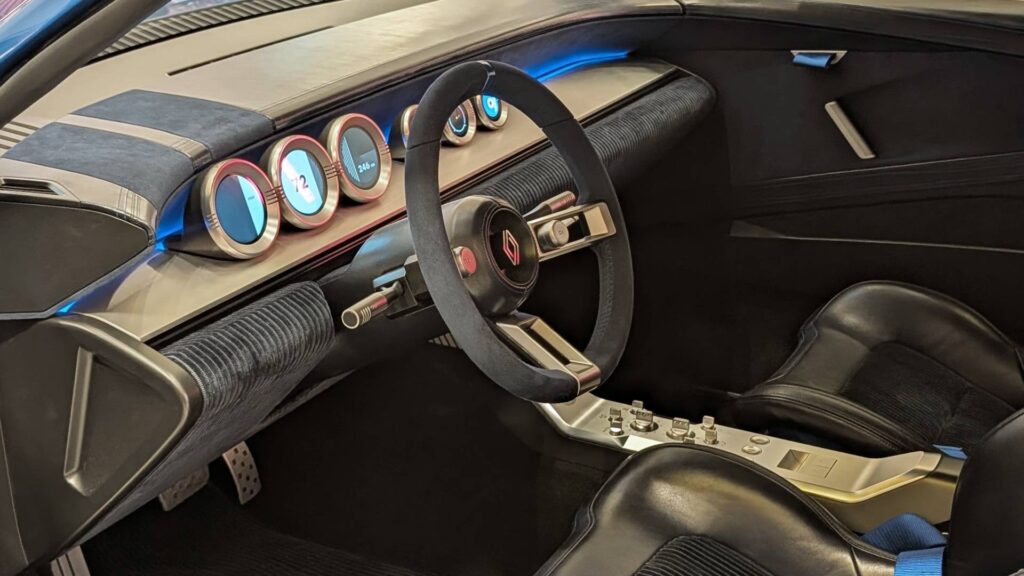 Intérieur du Renault 8 Gordini concept (sans grand écran) // Source : Raphaelle Baut pour Numerama Intérieur du Renault 8 Gordini concept (sans grand écran) // Source : Raphaelle Baut pour Numerama