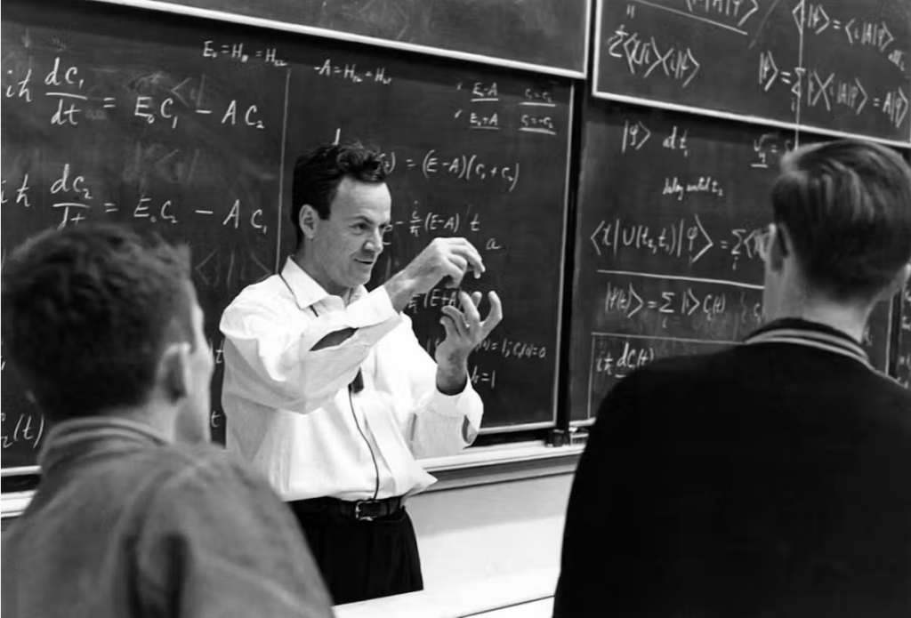 Richard Feynman donne un cours de physique quantique sur le hamiltonien à Caltech en 1963 Richard Feynman donne un cours de physique quantique sur le hamiltonien à Caltech en 1963