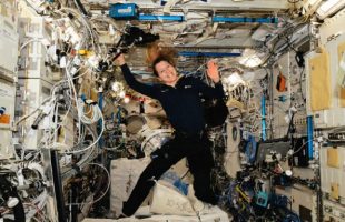 Sophie Adenot dans l'ISS. // Source : Flickr/CC/Nasa Johnson (image recadrée)