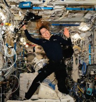 Sophie Adenot dans l'ISS. // Source : Flickr/CC/Nasa Johnson (image recadrée)