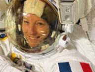 Sophie Adenot dans sa combinaison. // Source : Flickr/CC/Nasa Johnson (photo modifiée) Sophie Adenot dans sa combinaison. // Source : Flickr/CC/Nasa Johnson (photo modifiée)