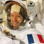 Sophie Adenot dans sa combinaison. // Source : Flickr/CC/Nasa Johnson (photo modifiée) Sophie Adenot dans sa combinaison. // Source : Flickr/CC/Nasa Johnson (photo modifiée)