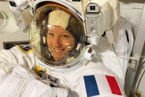 Sophie Adenot dans sa combinaison. // Source : Flickr/CC/Nasa Johnson (photo modifiée) Sophie Adenot dans sa combinaison. // Source : Flickr/CC/Nasa Johnson (photo modifiée)