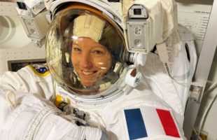 Sophie Adenot dans sa combinaison. // Source : Flickr/CC/Nasa Johnson (photo modifiée) Sophie Adenot dans sa combinaison. // Source : Flickr/CC/Nasa Johnson (photo modifiée)