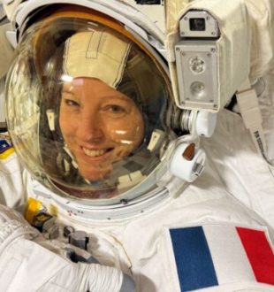 Sophie Adenot dans sa combinaison. // Source : Flickr/CC/Nasa Johnson (photo modifiée) Sophie Adenot dans sa combinaison. // Source : Flickr/CC/Nasa Johnson (photo modifiée)