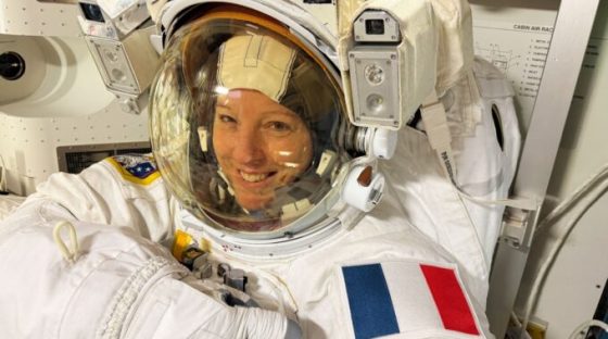Sophie Adenot dans sa combinaison. // Source : Flickr/CC/Nasa Johnson (photo modifiée) Sophie Adenot dans sa combinaison. // Source : Flickr/CC/Nasa Johnson (photo modifiée)
