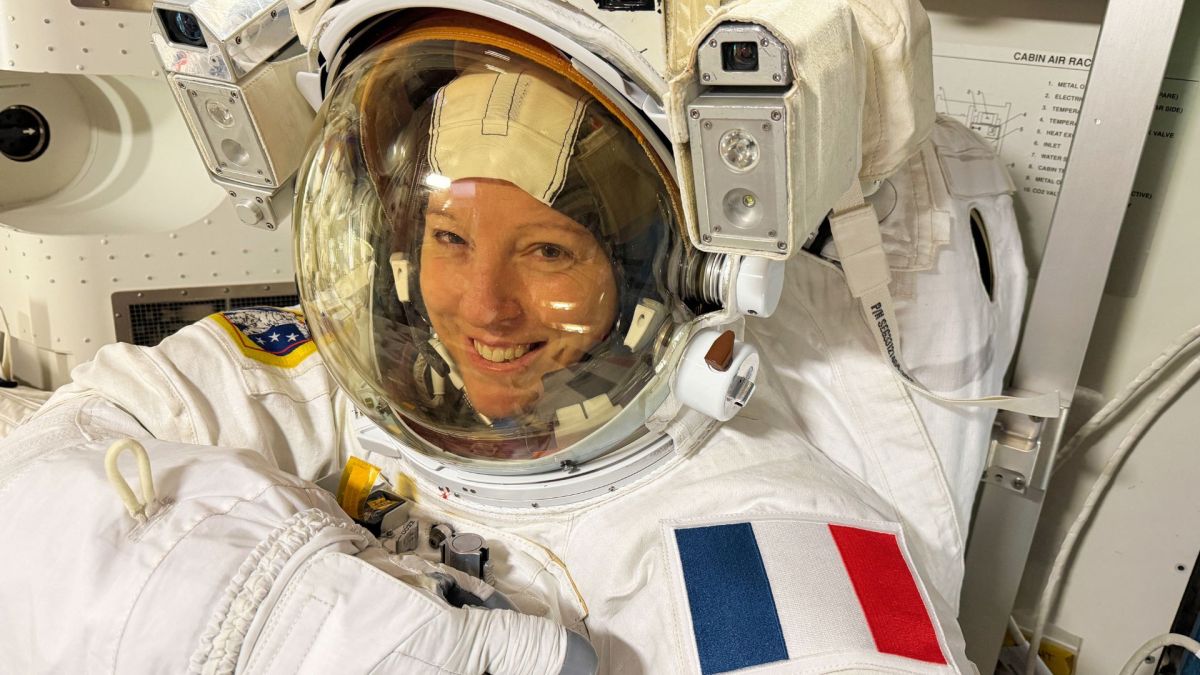 Sophie Adenot dans sa combinaison. // Source : Flickr/CC/Nasa Johnson (photo modifiée)