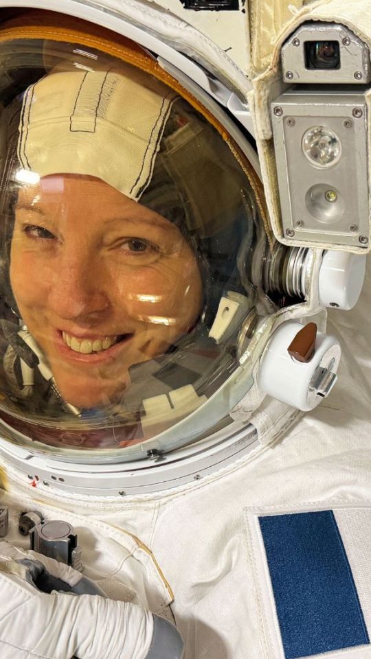 Sophie Adenot dans sa combinaison. // Source : Flickr/CC/Nasa Johnson (photo modifiée) Sophie Adenot dans sa combinaison. // Source : Flickr/CC/Nasa Johnson (photo modifiée)