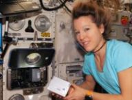 Sophie Adenot dans l'ISS. // Source : Flickr/CC/Nasa Johnson (image modifiée) Sophie Adenot dans l'ISS. // Source : Flickr/CC/Nasa Johnson (image modifiée)