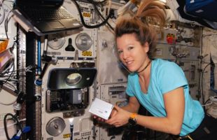 Sophie Adenot dans l'ISS. // Source : Flickr/CC/Nasa Johnson (image modifiée) Sophie Adenot dans l'ISS. // Source : Flickr/CC/Nasa Johnson (image modifiée)