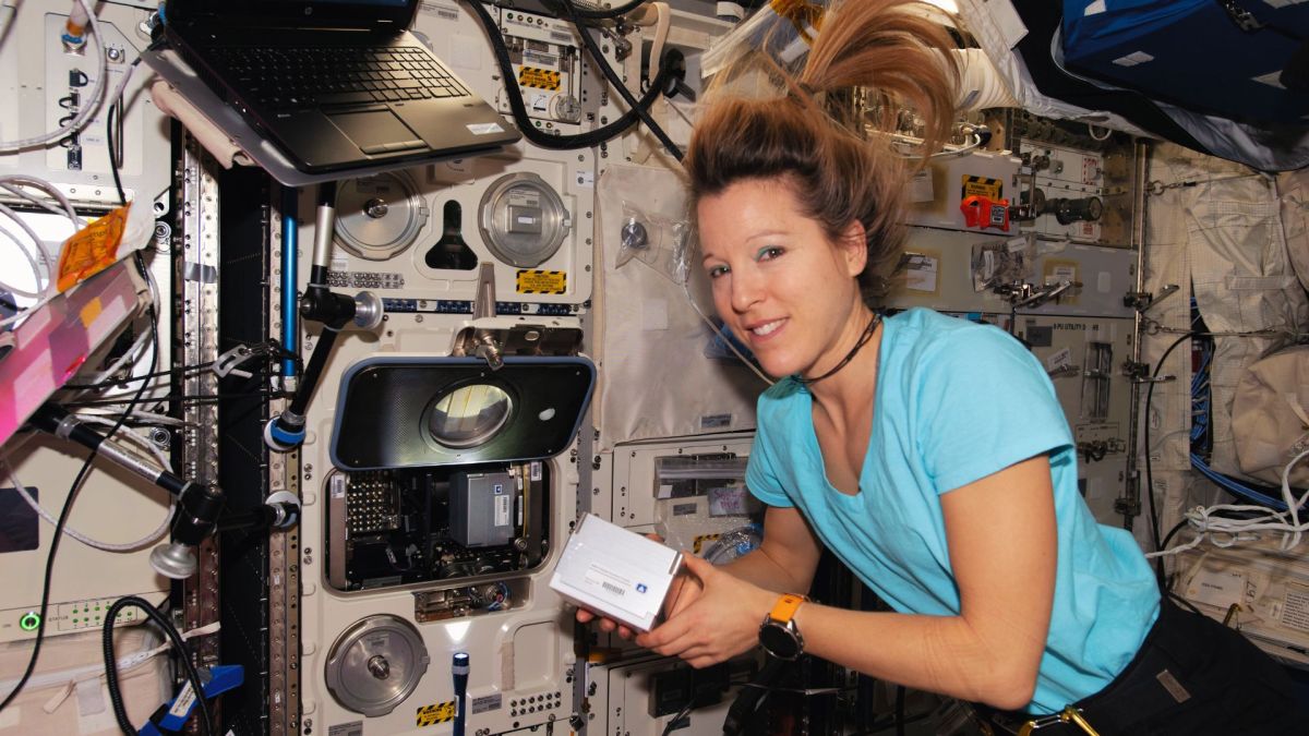 Sophie Adenot dans l'ISS. // Source : Flickr/CC/Nasa Johnson (image modifiée) Sophie Adenot dans l'ISS. // Source : Flickr/CC/Nasa Johnson (image modifiée)