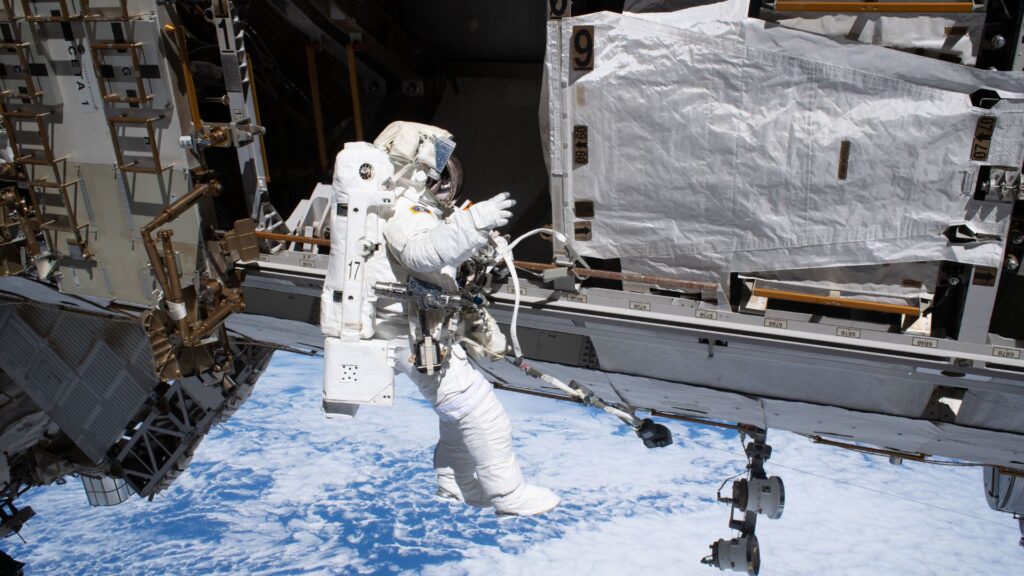 Sophie Adenot durant sa sortie extravéhiculaire du 25 août 2026. // Source : Flickr/CC/Nasa Johnson (image recadrée)