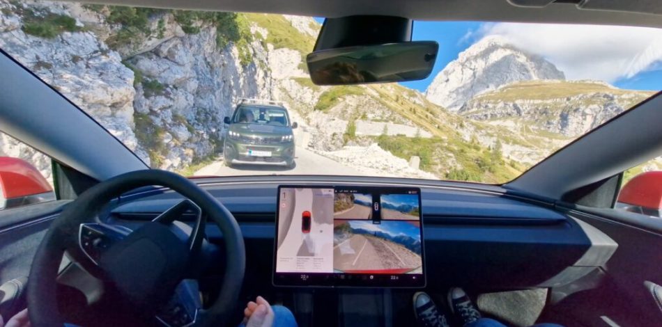 Le Tesla FSD impressionne sur les petites routes de montagne. // Source : Jan Skočaj via X