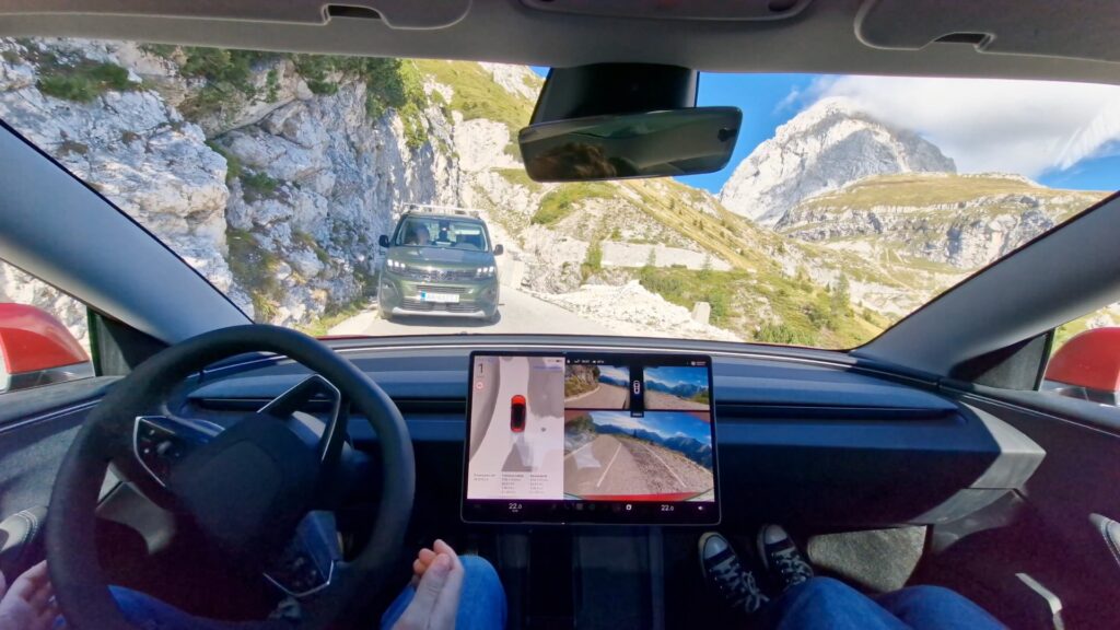 Le Tesla FSD impressionne sur les petites routes de montagne. // Source : Jan Skočaj via X Le Tesla FSD impressionne sur les petites routes de montagne. // Source : Jan Skočaj via X