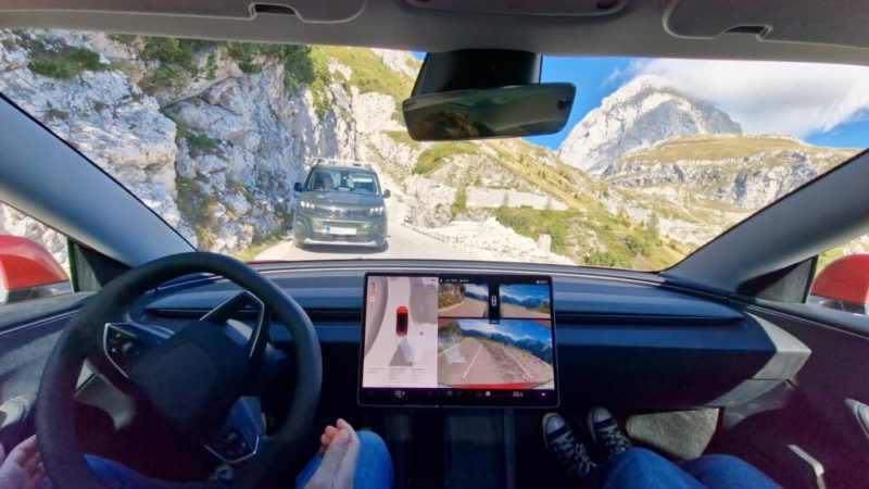 Au bord du précipice, cette Tesla en FSD conduit mieux que vous, la preuve en vidéo