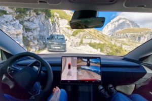 Le Tesla FSD impressionne sur les petites routes de montagne. // Source : Jan Skočaj via X Le Tesla FSD impressionne sur les petites routes de montagne. // Source : Jan Skočaj via X