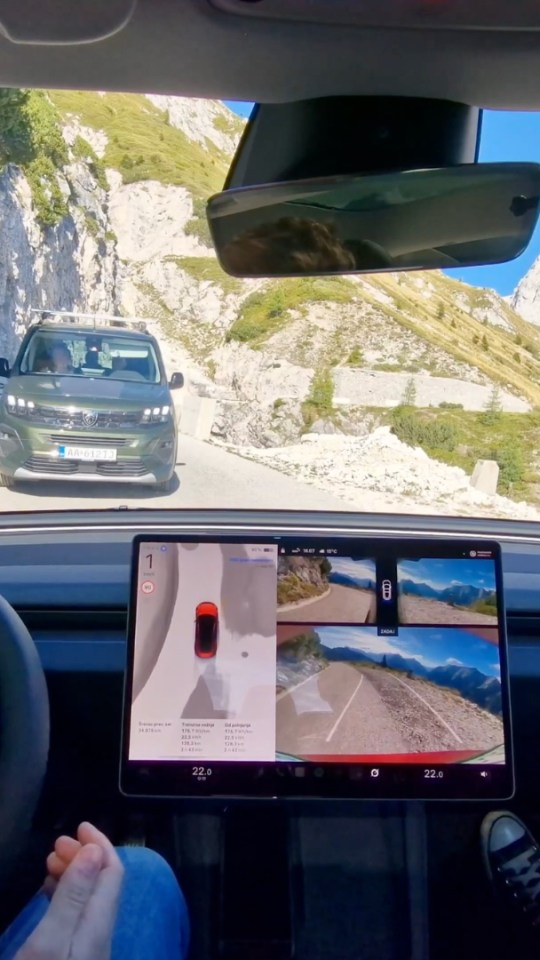 Le Tesla FSD impressionne sur les petites routes de montagne. // Source : Jan Skočaj via X Le Tesla FSD impressionne sur les petites routes de montagne. // Source : Jan Skočaj via X