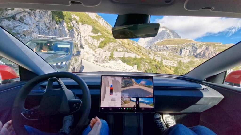 Le Tesla FSD impressionne sur les petites routes de montagne. // Source : Jan Skočaj via X Le Tesla FSD impressionne sur les petites routes de montagne. // Source : Jan Skočaj via X