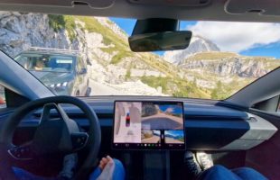 Le Tesla FSD impressionne sur les petites routes de montagne. // Source : Jan Skočaj via X Le Tesla FSD impressionne sur les petites routes de montagne. // Source : Jan Skočaj via X