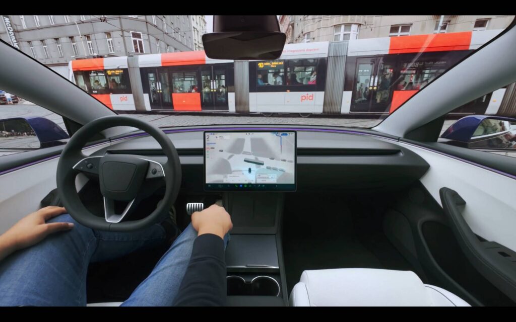 Tesla FSD dans Prague // Source : Tesla Tesla FSD dans Prague // Source : Tesla