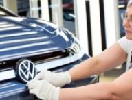 Ouvrière dans l'usine des VW ID.3 Neo // Source : Volkswagen Ouvrière dans l'usine des VW ID.3 Neo // Source : Volkswagen
