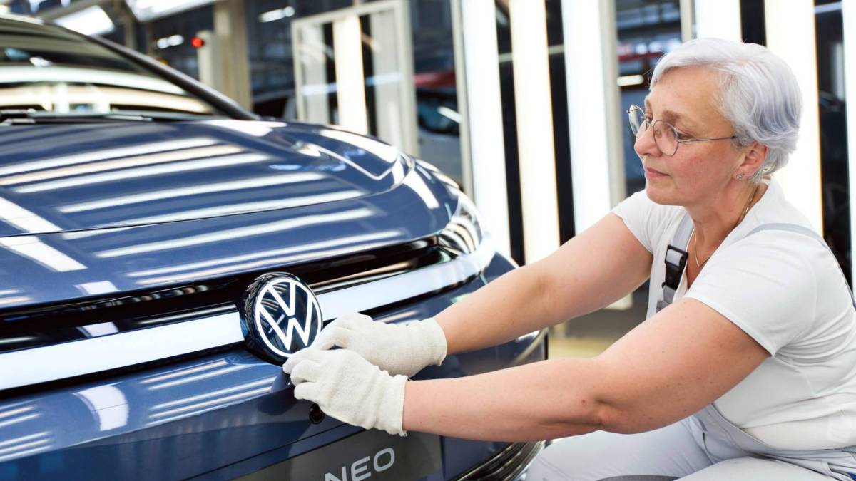 Ouvrière dans l'usine des VW ID.3 Neo // Source : Volkswagen Ouvrière dans l'usine des VW ID.3 Neo // Source : Volkswagen