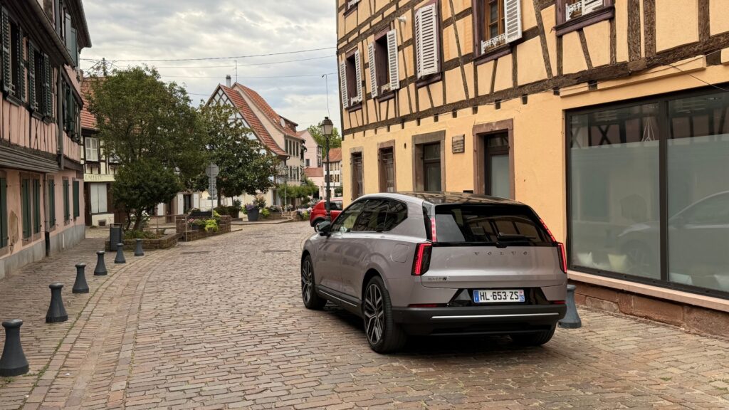 Le Volvo EX60 n'a pas peur des petites rues. // Source : Robin San Vicente pour Numerama Le Volvo EX60 n'a pas peur des petites rues. // Source : Robin San Vicente pour Numerama