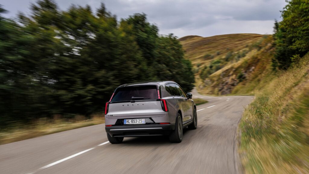 En mode Ferme, le Volvo EX60 propose une agilité surprenante. // Source : Robin San Vicente pour Numerama En mode Ferme, le Volvo EX60 propose une agilité surprenante. // Source : Robin San Vicente pour Numerama