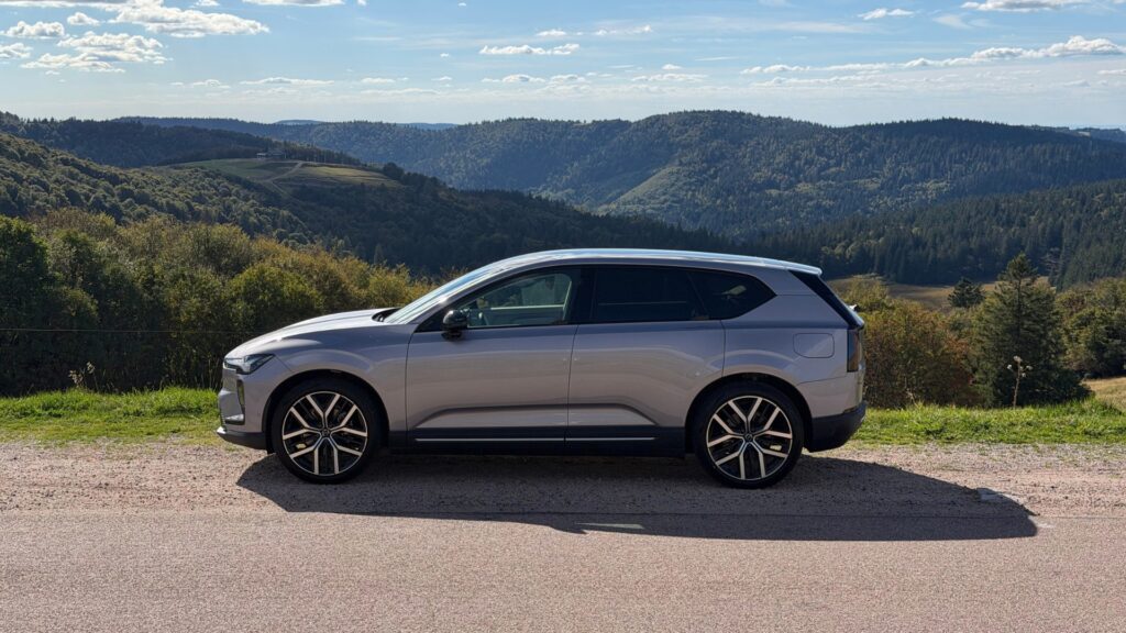 Le Volvo EX60 est à l'aise à la montagne. // Source : Robin San Vicente pour Numerama Le Volvo EX60 est à l'aise à la montagne. // Source : Robin San Vicente pour Numerama